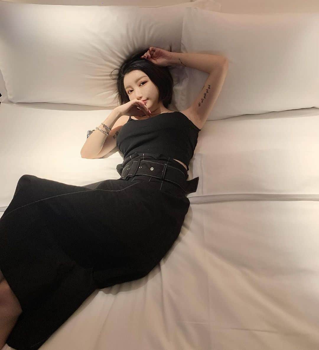 MASAMIのインスタグラム：「昨日のシャンパン女子会✨リッツのスイートで滞在時間4時間で10ぽんくらいシャンパン飲んでテンション上がってカラオケ行っちゃったわ周りの美女みんな多動症で好き🎤❤️」