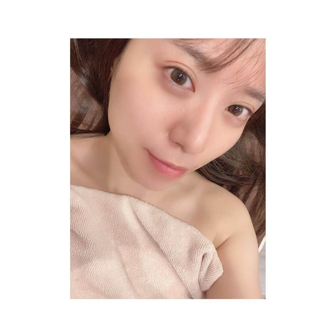 初美りんさんのインスタグラム写真 - (初美りんInstagram)「. . (@beauty.salon.lino )ビューティサロンリノさんにお世話になりました🥰❣️ . . 今回は小鼻の毛穴の引き締めしてもらったよ〜♡♡ . フェイシャルマッサージも気持ちいい〜🥺🤍 . ずっと悩んでたから嬉しい〜😭✊これからどんどん引き締まってつるつるのお肌になったらいいなあ…♡ . . 気になる人は問い合わせてみてねっ♪ . . . #beautysalon #フェイシャルエステ #お肌ケア #毛穴ケア　#毛穴洗浄」10月22日 23時17分 - hatsumi_rin_x