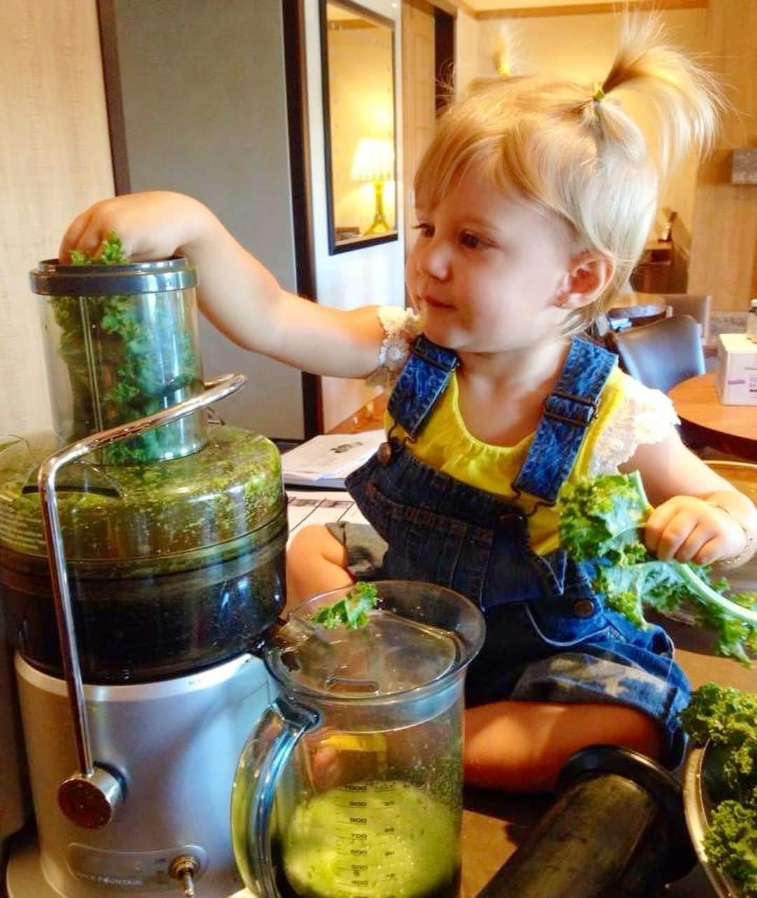 ジゼル・ブンチェンさんのインスタグラム写真 - (ジゼル・ブンチェンInstagram)「Clearing up my phone and found  these pics of  my little green juice lover. She was very independent and loved to participate. #tbt  #greenjuice #health 💚🌱🥬 Estava limpando meu celular e encontrei essas fotos da minha pequena fã de suco verde. Ela sempre foi muito independente e adorava participar. #sucoverde #saúde」10月22日 23時17分 - gisele