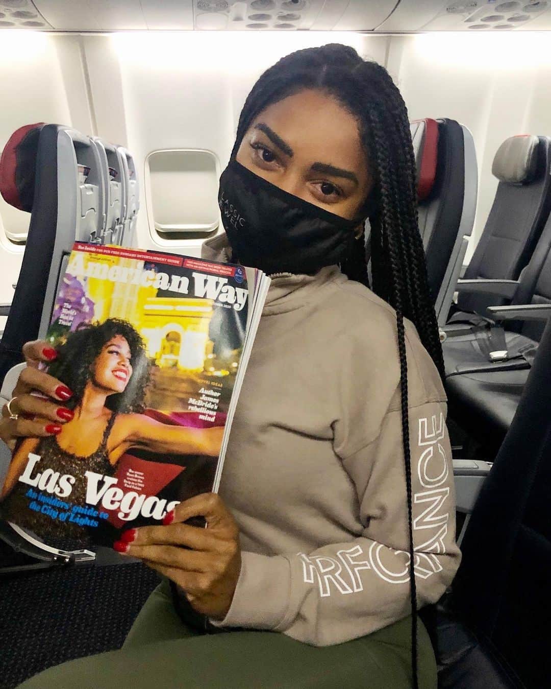 アメリカン航空のインスタグラム：「When you spot your face on the mag inside the seatback. Check out the latest in American Way online (or book a trip 😉). Link in bio.」