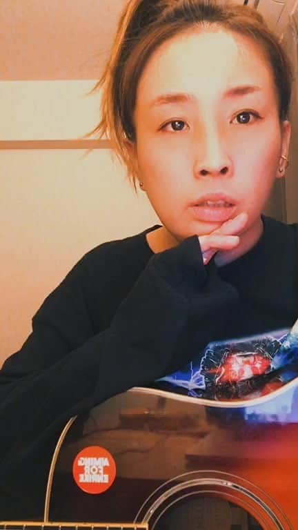 宮本菜津子のインスタグラム：「自宅にて星野源さんの「私」を練習中、これは一度みんなの前で歌っておきたい衝動に駆られ、突然配信したぐだぐだ映像です。よかったら〜」