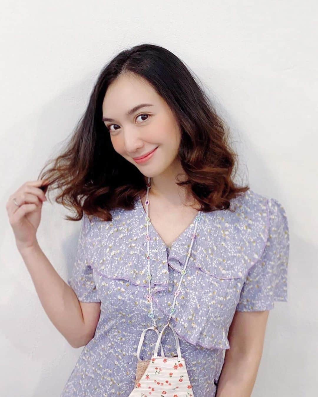 のインスタグラム：「สำหรับสาวๆคนไหนที่กำลังมองหาร้านทำผมที่ใส่ใจในทุกรายละเอียด หญิงขอแนะนำ @meraki_by_ole ตั้งแต่เดินเข้าร้านคือ บริการระดับ5 ดาว ช่างทำผมคือหล่อระดับโอปป้ามาก ช่างสระก็นวดหลับยาวสบายสุดๆ รอบนี้หญิงได้มีโอกาสไปตัดผมที่เสียออก แล้วก็ทำทรีทเม้นท์ ต่อด้วยยืดโคน ดัดลอน คือขอแบบไหนได้แบบนั้น !! คราวนี้ยังไม่สามารถทำสีได้ เพราะเส้นผมหญิงยังไม่แข็งแรงขนาดนั้น อีก 3อาทิตย์ถึงจะสามารถทำสีได้ ที่นี่คือไม่หลอกเอาเงินลูกค้าแน่นอน อย่างที่บอกใส่ใจทุกรายอยากให้ไปลองใช้บริการดู ประทับใจจริงๆค่ะ ❤️❤️❤️」