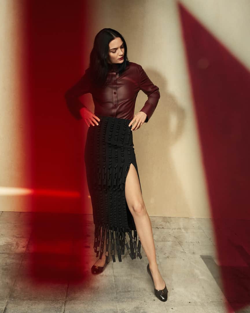 サルヴァトーレ・フェラガモのインスタグラム：「Fashioning a new lexicon of sophistication with #FerragamoAW20 by Creative Director Paul Andrew @paulandrewprivate. Supermodel Mariacarla Boscono appears in the Salvatore Ferragamo Autumn-Winter 2020 ad campaign in a plush Nebbiolo Nappa shirt and grosgrain fringe skirt that echoes the classic grosgrain bow of the black Vara flats.」