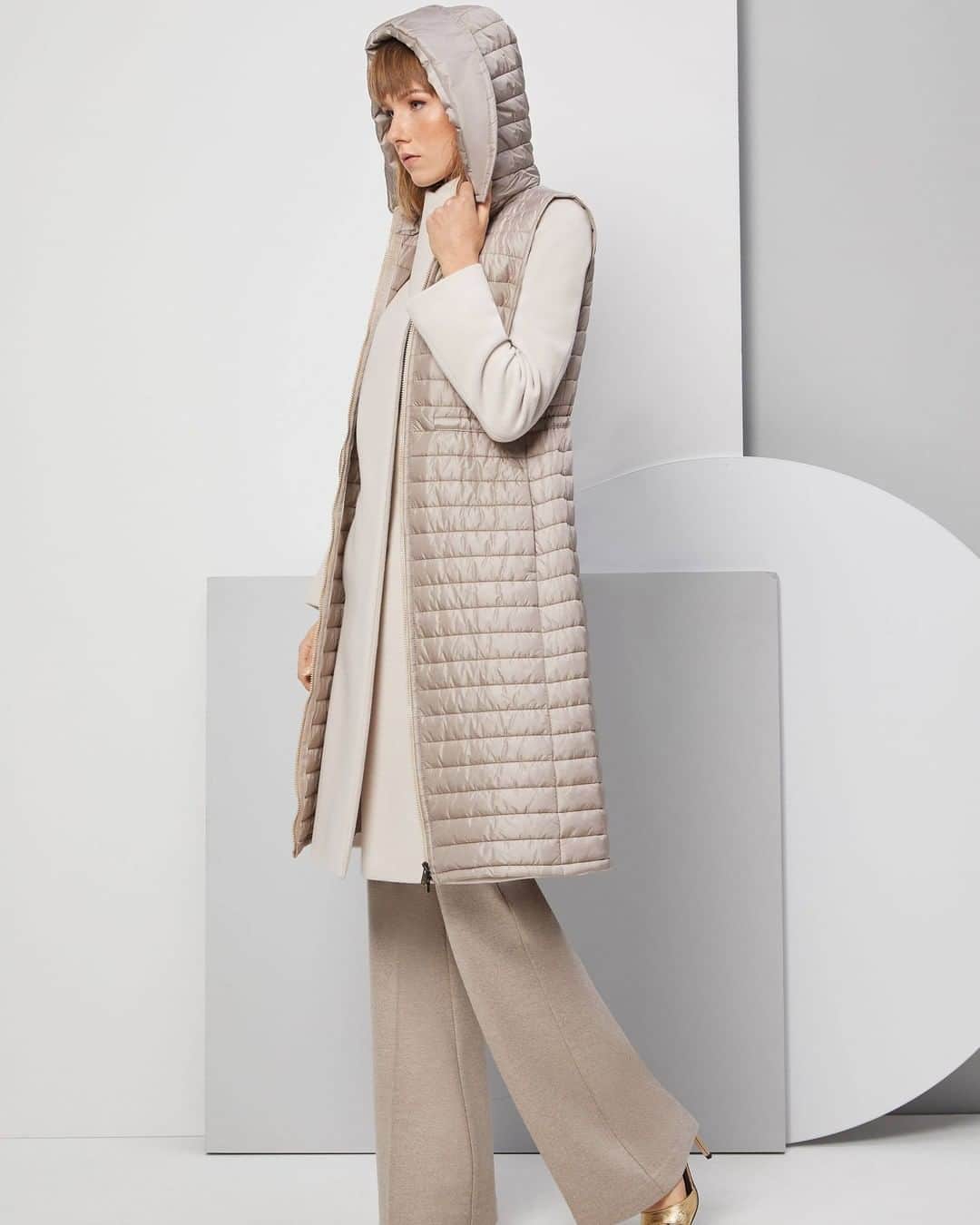 のインスタグラム：「Online and Flagship Exclusive  The Midlayer Vest  As middle season transitions to winter pull on the featherweight Midlayer that’s available in a choice of Cinzia Rocca colors. Smart and breathable, this padded Gilet is the do-all layer designed to be slipped beneath or over a coat when it’s especially cold. It has been meant to be effortlessly stylish also when styled solo.  You can find this key piece only on our official e-commerce and in Milano and Verona Cinzia Rocca Stores!  • Black: bit.ly/CRvestBlack • Ivory: bit.ly/CRvestIvory • Blue: bit.ly/CRvestBlue」