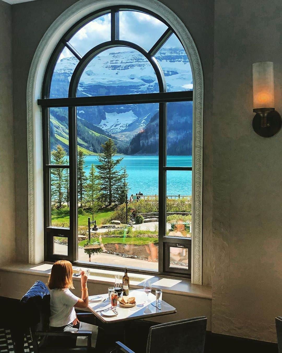BEAUTIFUL HOTELSさんのインスタグラム写真 - (BEAUTIFUL HOTELSInstagram)「Breakfast with a view! ☕ Marvel at the Victoria Glacier and a turquoise lake in Alberta's Banff National Park, a UNESCO World Heritage Site.  Get closer to nature with your stay at Fairmont Chateau Lake Louise, a wellness retreat in the Canadian Rockies, complete with hiking trails and wilderness charm. ❄️  Where's the best breakfast hotel view? Let us know in the comments below! ⛰️  📷 @dimi_carl_gustaf 📍 @fairmontcll, Alberta, Canada」10月22日 23時31分 - beautifulhotels