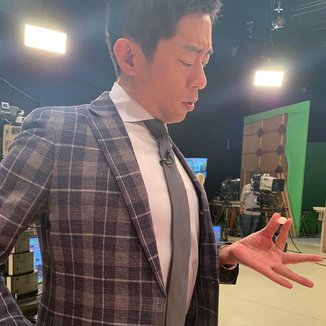 松井礼明のインスタグラム：「最近、筋トレしてます。あれ？ジャケットのボタンが本番中に飛びました。よ、喜んでないですよ。「写真撮ってインスタネタにしようかな」って自分で言い出しましたけど…。 衣装さんごめんなさい。  #分かる人は分かる #こんなので幸せよ #なんちゃって筋トレ #腕立て #ジャケット男子 #衣装 #テレビ #テレビ好き #福岡 #fbs #めんたいワイド #アナウンサー」