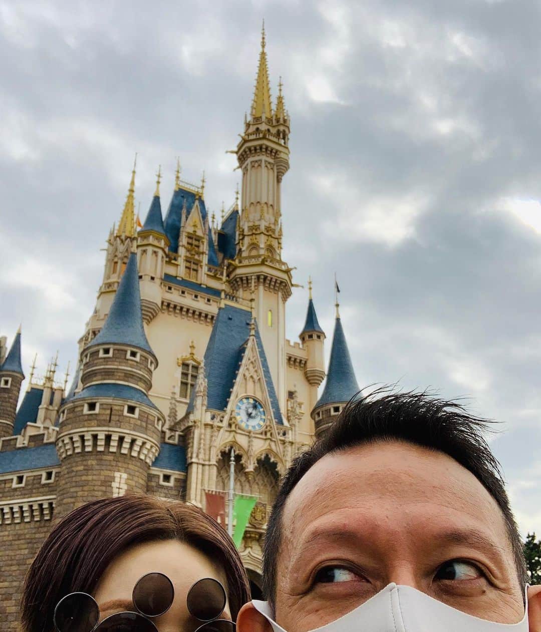 のインスタグラム：「2020.10.22.(木) 🐭 夫婦で夢の国へ ✨🏰 雨が降らなくて良かった🌞 🐭 お休み1日フルに満喫しました!! 🐭 🐭 🐭 🐭 🐭  🐕 11月のご予約もHPにて受付中です。  お早目にスケジュールをご確認の上 お願い致します。 🐕 🐕 🐕 🐕  #渋谷スポンジ  #美容鍼 #鍼灸 #マッサージ  #痩身 #ヘッドスパ #筋膜リリース 東京都渋谷区松濤1-28-6 麻生ビル2F☏‭0367127598‬ 🍄ご予約はHP又はお電話で ‭www.shibuya-sponge.com‬ ⇧⇧⇧✨HPリニューアル✨ . . 🐕✨1ヶ月以内リピート常時500円OFF❗ 🐕✨初回の方にプチギフト進呈🎁 . . . #美容鍼灸 #小顔 #美肌 #シミ #くすみ #ダイエット鍼 #腰痛 #肩こり #むくみ #乾燥肌 #肌荒れ  #たるみ #アンチエイジング  #リフトアップ #ツヤ肌 #偏頭痛  #眼精疲労 #骨盤調整 #姿勢改善 #猫背 #巻き肩 #tokyodisneyland #東京ディズニーランド」