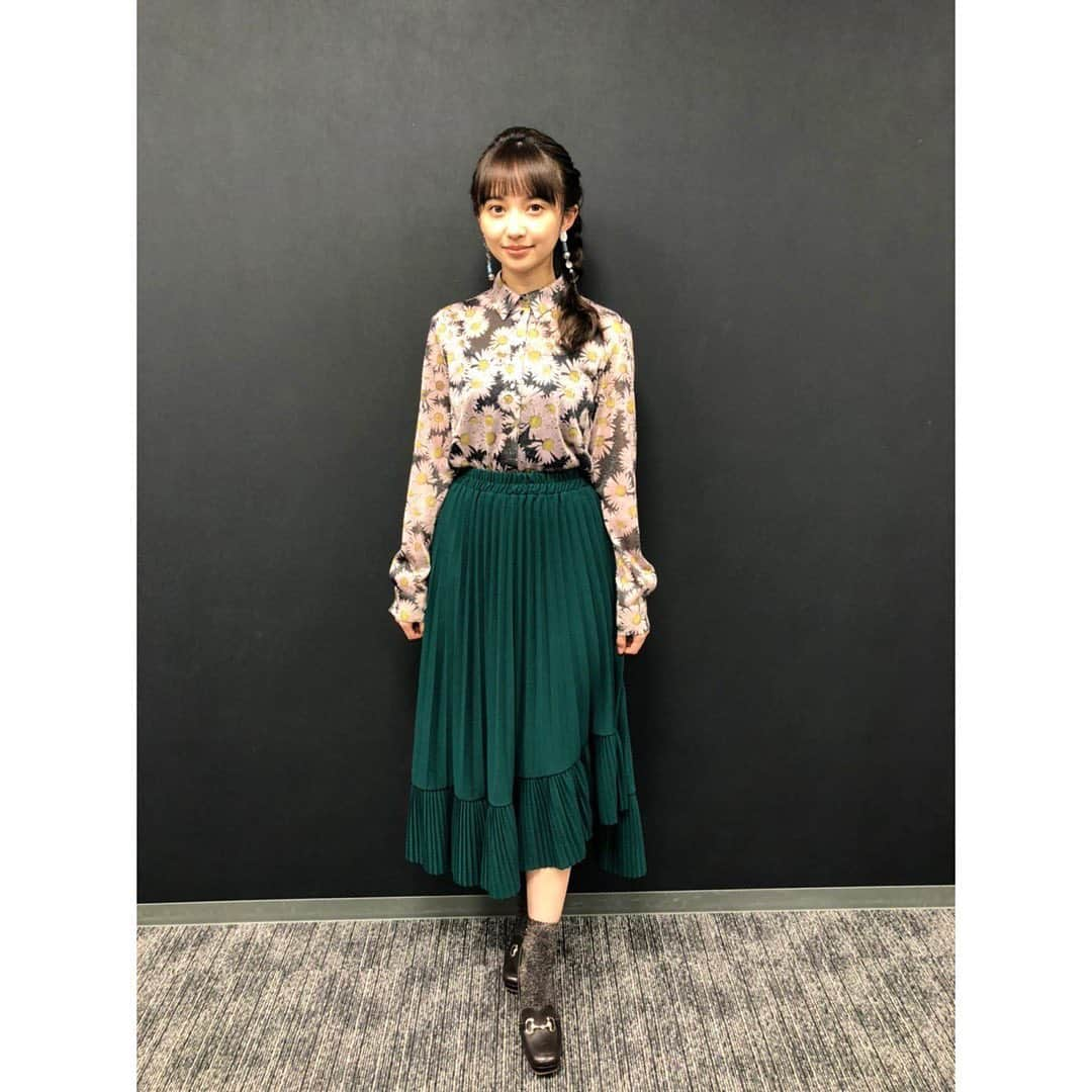 小宮有紗さんのインスタグラム写真 - (小宮有紗Instagram)「『第2回 #小宮有紗 #大原優乃 と一緒に #菊花賞 inうまびlive！』  生放送観てくださった方ありがとうございました😊✨ 今日は菊花賞の予想や、 うまびクイズで優乃ちゃんと勝負をしましたー！  クイズはかなり接戦でしたが、最後の一問で船山さんが出してくださったヒントのおかげで、 菊花賞が行われる京都競馬場の最寄駅『淀駅』を当てることができ、 なんとか今回は勝つことができました😂 ただ、競馬の知識というより歴史の知識で勝てたと思うので、まだまだ沢山競馬について勉強しなければですね！！  菊花賞も当たると良いなぁ✨  そして、ご褒美で頂いたお弁当は超豪華過ぎて食べるのが勿体なかったけど美味しく頂きました😊✨  #うまび #JRA #小宮有紗」10月22日 23時38分 - arisakomiya_official