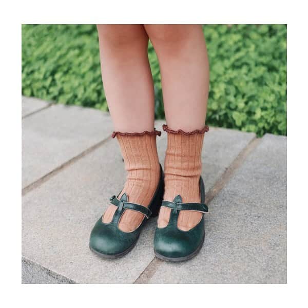 コレジアンのインスタグラム：「NEW ARRIVALS! 💥 . DELPHINE : These ribbed lettuce-edge crew socks are so beautiful with their contrasting trim!🤩 Our designers have used 4 different colour palettes to create 4 socks trios.❤️ . CLÉMENCE : Children’s tights with a tone-on-tone Liberty of London ruffle at the ankle! A unique touch to our much beloved ribbed tights!🥰 . Craquez pour les DELPHINE, de jolies chaussettes avec une finition en point bourdon contrasté. 🤩 4 trios subtils élaborés par nos stylistes. Nous vous conseillons de les acheter par lot de 3 chaussettes coordonnées.❤️ . Découvrez CLÉMENCE, un collant avec volant LIBERTY ton sur ton, à la fois tendance et intemporel. Un alliage raffiné qui révèle un caractère unique et vintage. 🥰  . Pictures @zofia_wk @ninakinablog 😘 . #collegien #collegiensocks #collegien_officiel #madeinfrance #extrasoft #bestsocksever #barneklær #newin #egyptiancotton #kniestrümpfe #靴下 #носки #sokker #instamum #fashion #styletips #colorfulsocks #socksoftheday #socksofinstagram #ootdfashion #instasocks #libertyaddict #libertyruffles #libertyoflondon #lettucesocks #delphine #clémence #libertytights」