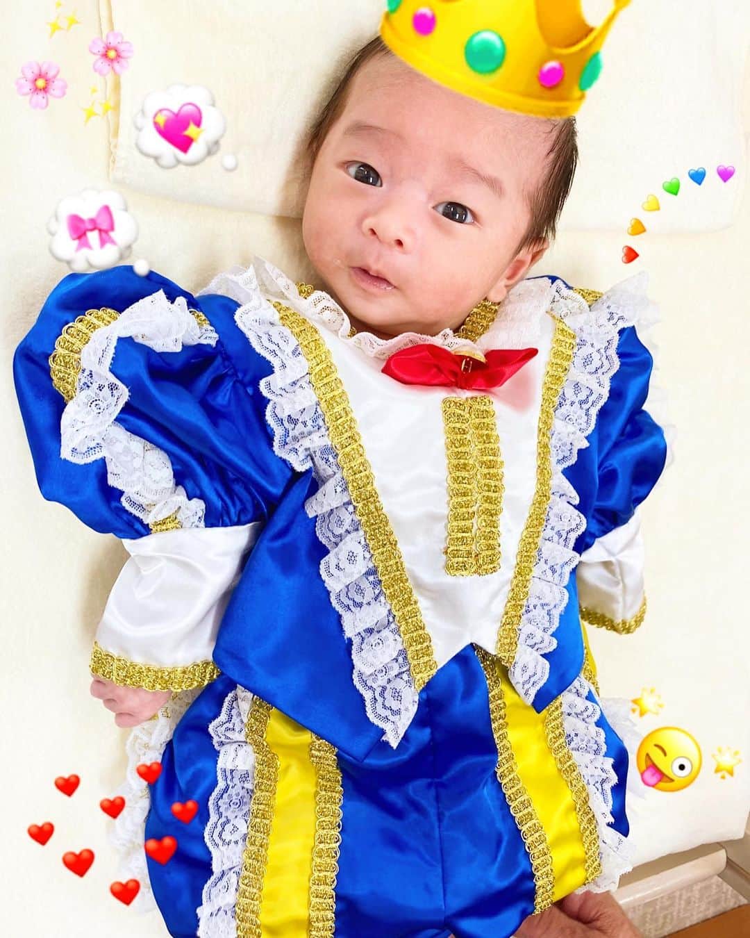 DJ JUICYのインスタグラム：「ZENくん in スタジオアリス📸  衣装チェンジして❣️ 王子様🤴に変身⤴️🙌✨  サイズ大きくて、着せらた感がすごいけどそれも可愛いね😍💙  一瞬泣いたけど、なんとか持ち堪えて撮影終了👏💮💮💮  📸スペシャルset 7万円越え💸  高い⤴️😱　　だけどこれも記念だと...💁🏻‍♂️✨  アルバム📷 出来上がりが楽しみ🥰🥰🥰🥰  朝から、お宮参り→撮影！息子頑張りました👏👏👏💖  #息子  #生後1ヶ月  #赤ちゃんのいる生活  #王子様 #スタジオアリス」