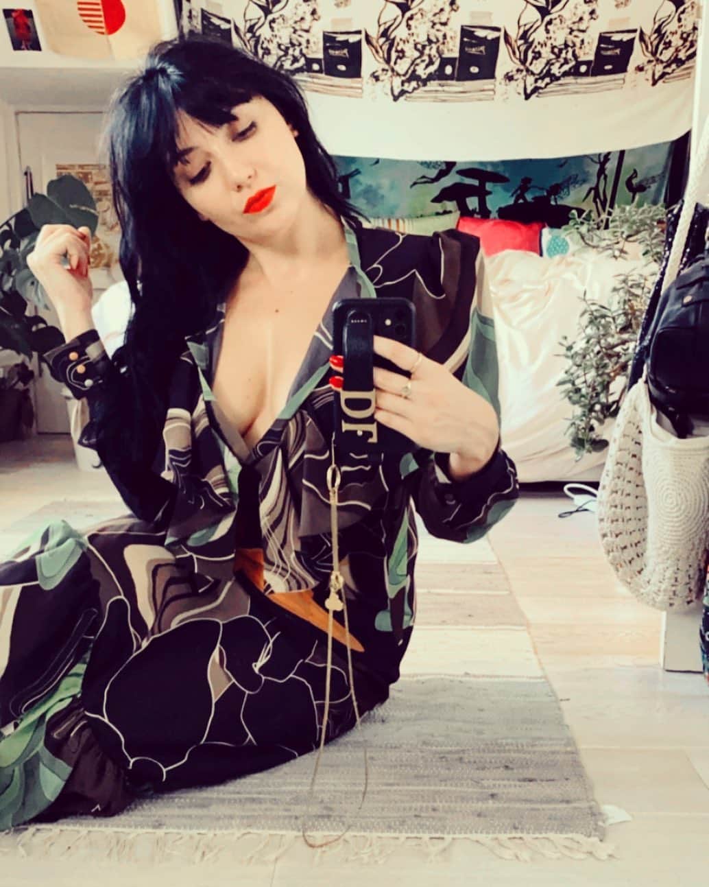 デイジー・ロウのインスタグラム：「My incredibly talented & beautifully hearted friend @chercoulter & her brilliant friends @luke_jefferson_day & @michaelhennegan have designed the most GORGEOUS collection inspired by the new @netflixuk film #rebecca & all the proceeds go to @chooselove ♥️♥️♥️」