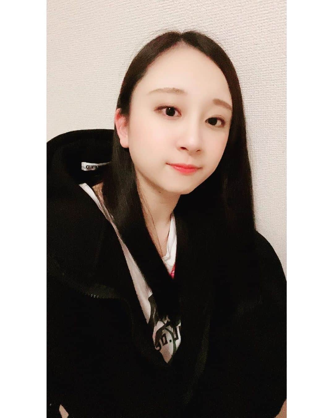 茉玲さや那のインスタグラム：「﻿ ﻿ 髪、染めました。﻿ パーカーが手放せません。﻿ ﻿ おやすみなさい‪‪☺︎‬﻿ ﻿」