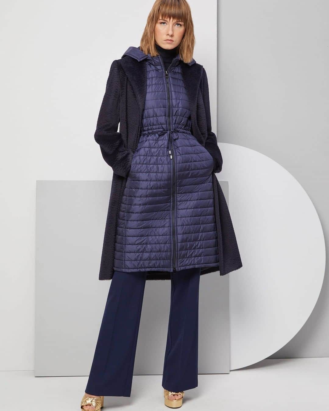 シンツィアロッカさんのインスタグラム写真 - (シンツィアロッカInstagram)「Online and Flagship Exclusive  The Midlayer Vest  As middle season transitions to winter pull on the featherweight Midlayer that’s available in a choice of Cinzia Rocca colors. Smart and breathable, this padded Gilet is the do-all layer designed to be slipped beneath or over a coat when it’s especially cold. It has been meant to be effortlessly stylish also when styled solo.  You can find this key piece only on our official e-commerce and in Milano and Verona Cinzia Rocca Stores!  • Black: bit.ly/CRvestBlack • Ivory: bit.ly/CRvestIvory • Blue: bit.ly/CRvestBlue」10月22日 23時46分 - cinziarocca