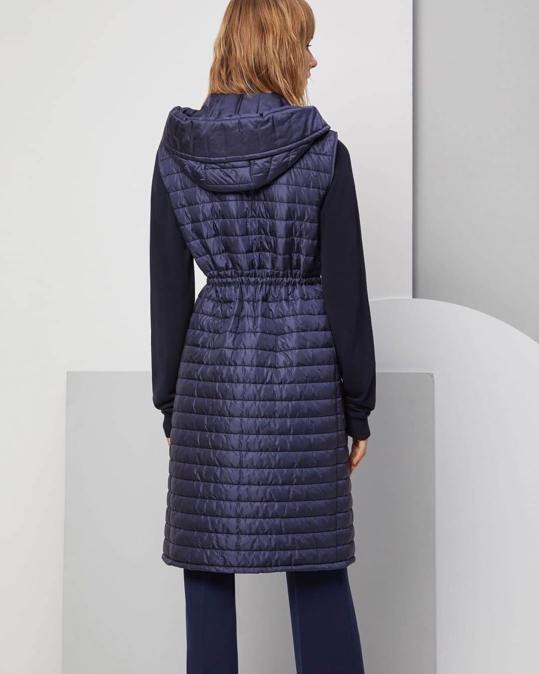 シンツィアロッカさんのインスタグラム写真 - (シンツィアロッカInstagram)「Online and Flagship Exclusive  The Midlayer Vest  As middle season transitions to winter pull on the featherweight Midlayer that’s available in a choice of Cinzia Rocca colors. Smart and breathable, this padded Gilet is the do-all layer designed to be slipped beneath or over a coat when it’s especially cold. It has been meant to be effortlessly stylish also when styled solo.  You can find this key piece only on our official e-commerce and in Milano and Verona Cinzia Rocca Stores!  • Black: bit.ly/CRvestBlack • Ivory: bit.ly/CRvestIvory • Blue: bit.ly/CRvestBlue」10月22日 23時46分 - cinziarocca