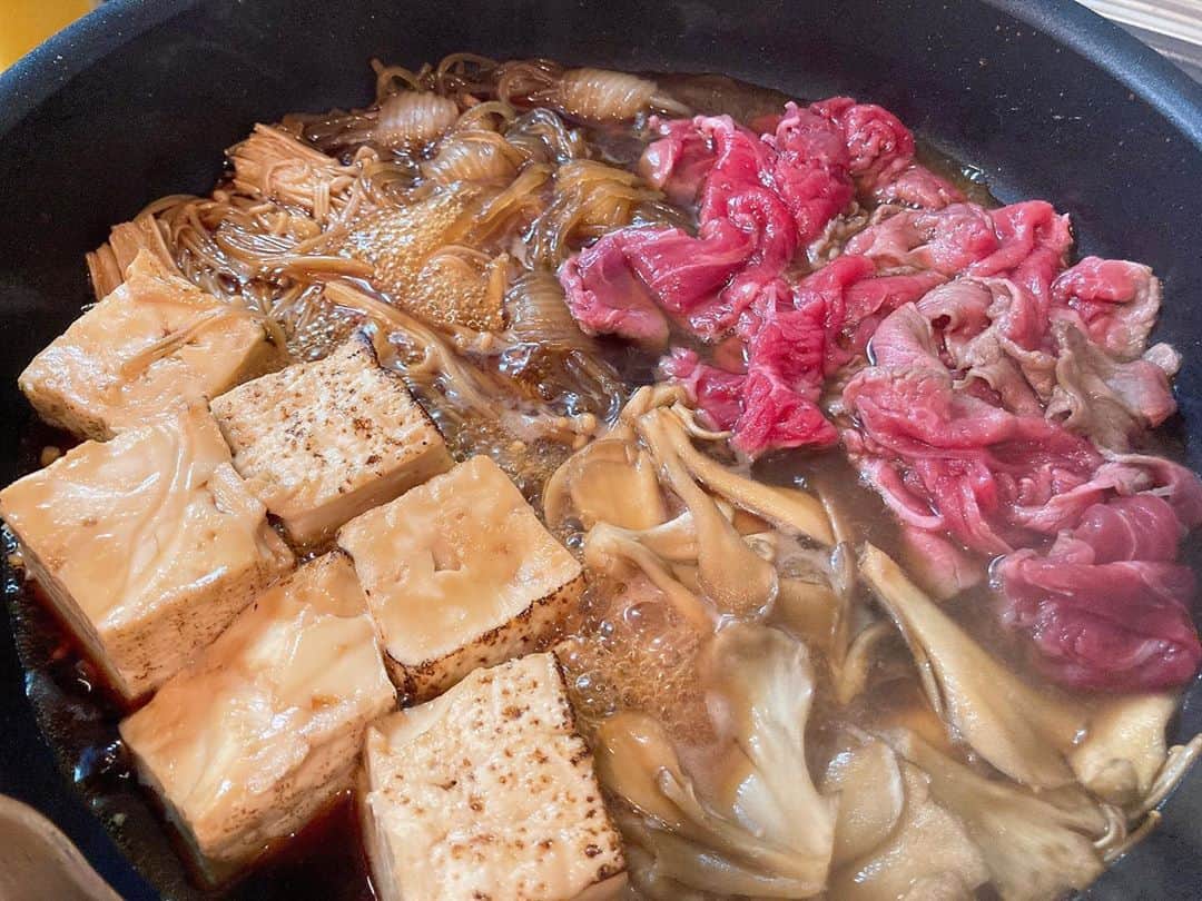亜咲花さんのインスタグラム写真 - (亜咲花Instagram)「今日の晩ご飯はすき焼きどすえ。 スーパーに春菊売ってなくてションボリ。 緑ないけど、まぁ気にしない気にしない。」10月22日 23時47分 - asaka_official