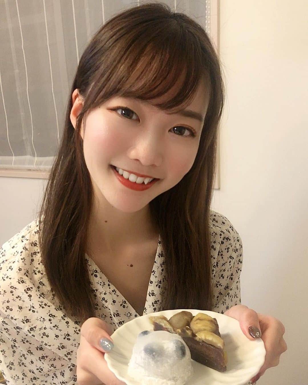 齋藤佳穂のインスタグラム：「秋の夜は和菓子とあったかいお茶🍵 最高❕だいすき仙太郎🌰  #仙太郎 #京都カフェ #京都 #京都スイーツ #和菓子 #おうちカフェ #和菓子好きな人と繋がりたい #栗スイーツ #栗 #栗蒸し羊羹 #豆大福」