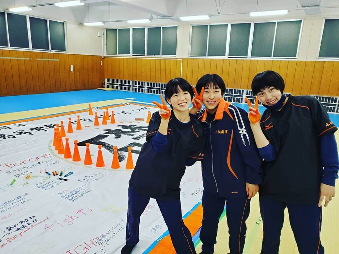 飯田嘉太さんのインスタグラム写真 - (飯田嘉太Instagram)「🏐 今日のイイダスポーツは 春高バレーの決勝に挑むチーム紹介・女子編☺️ ・ ・ 絶対女王・金沢商業が⑲連覇を成し遂げるのか✨ 小松商業が③度目の決勝で初優勝を果たすのか🏆 ・ ・ 県大会決勝は明後日24日(土) ★女子 12時〜(放送は16:30〜) 実況︰飯田 ★男子 14時〜(放送は25:49〜) 実況：秋末アナ ・ ・ インターネットでは生放送でお伝えします👍 バーチャル春高バレーと検索してみて下さい‼ ・ ・ 今年は石川県が春高全国①番乗りに🙌 選手たちの為に僕も全力で準備しています💥  #石川テレビ #石川さん #livenews #イット #イイダスポーツ #バレーボール #🏐 #volleyball #春の高校バレー #春高バレー #県大会決勝 #常勝軍団 #金沢商業 #情熱のオレンジ軍団 #小松商業 #橙魂 #オレンジ魂 #橙魂と見ると大学時代を思い出す #オレンジ #アナウンサー #飯田嘉太」10月22日 23時51分 - kabuto_iida