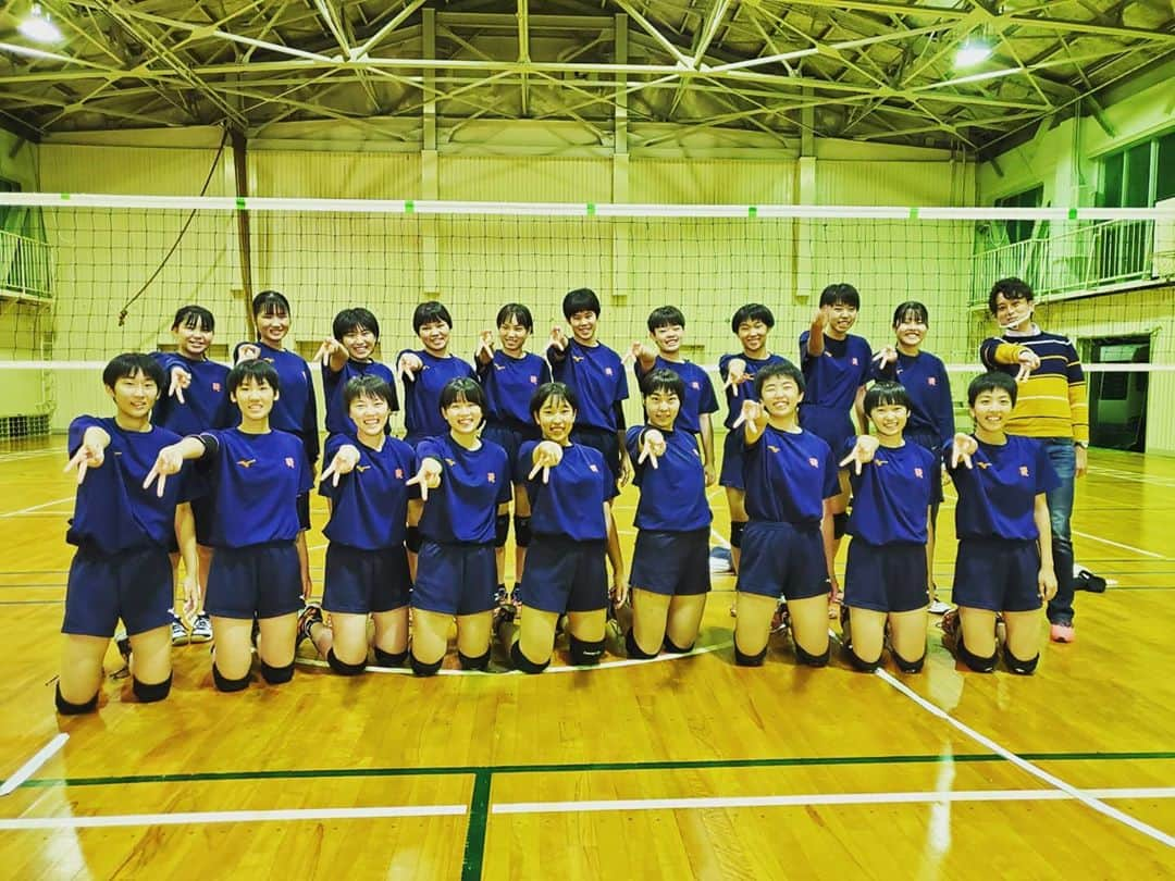 飯田嘉太さんのインスタグラム写真 - (飯田嘉太Instagram)「🏐 今日のイイダスポーツは 春高バレーの決勝に挑むチーム紹介・女子編☺️ ・ ・ 絶対女王・金沢商業が⑲連覇を成し遂げるのか✨ 小松商業が③度目の決勝で初優勝を果たすのか🏆 ・ ・ 県大会決勝は明後日24日(土) ★女子 12時〜(放送は16:30〜) 実況︰飯田 ★男子 14時〜(放送は25:49〜) 実況：秋末アナ ・ ・ インターネットでは生放送でお伝えします👍 バーチャル春高バレーと検索してみて下さい‼ ・ ・ 今年は石川県が春高全国①番乗りに🙌 選手たちの為に僕も全力で準備しています💥  #石川テレビ #石川さん #livenews #イット #イイダスポーツ #バレーボール #🏐 #volleyball #春の高校バレー #春高バレー #県大会決勝 #常勝軍団 #金沢商業 #情熱のオレンジ軍団 #小松商業 #橙魂 #オレンジ魂 #橙魂と見ると大学時代を思い出す #オレンジ #アナウンサー #飯田嘉太」10月22日 23時51分 - kabuto_iida