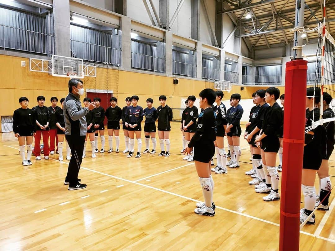 飯田嘉太さんのインスタグラム写真 - (飯田嘉太Instagram)「🏐 今日のイイダスポーツは 春高バレーの決勝に挑むチーム紹介・女子編☺️ ・ ・ 絶対女王・金沢商業が⑲連覇を成し遂げるのか✨ 小松商業が③度目の決勝で初優勝を果たすのか🏆 ・ ・ 県大会決勝は明後日24日(土) ★女子 12時〜(放送は16:30〜) 実況︰飯田 ★男子 14時〜(放送は25:49〜) 実況：秋末アナ ・ ・ インターネットでは生放送でお伝えします👍 バーチャル春高バレーと検索してみて下さい‼ ・ ・ 今年は石川県が春高全国①番乗りに🙌 選手たちの為に僕も全力で準備しています💥  #石川テレビ #石川さん #livenews #イット #イイダスポーツ #バレーボール #🏐 #volleyball #春の高校バレー #春高バレー #県大会決勝 #常勝軍団 #金沢商業 #情熱のオレンジ軍団 #小松商業 #橙魂 #オレンジ魂 #橙魂と見ると大学時代を思い出す #オレンジ #アナウンサー #飯田嘉太」10月22日 23時51分 - kabuto_iida