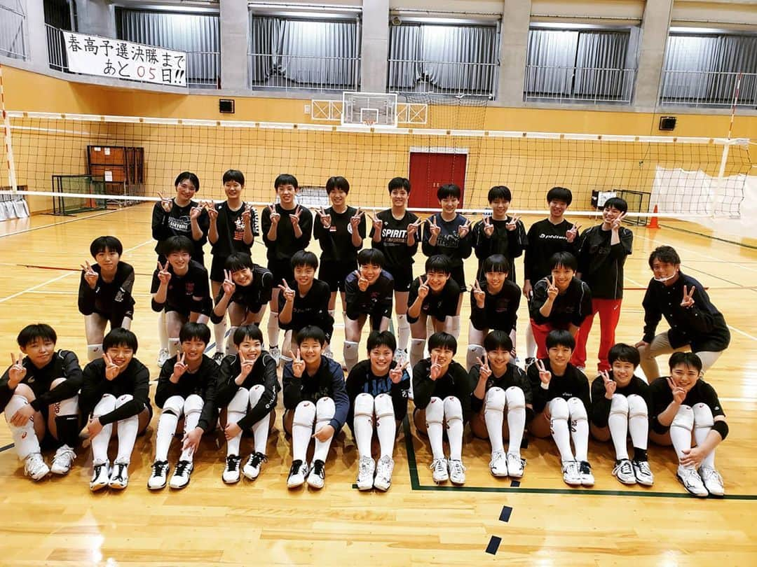 飯田嘉太さんのインスタグラム写真 - (飯田嘉太Instagram)「🏐 今日のイイダスポーツは 春高バレーの決勝に挑むチーム紹介・女子編☺️ ・ ・ 絶対女王・金沢商業が⑲連覇を成し遂げるのか✨ 小松商業が③度目の決勝で初優勝を果たすのか🏆 ・ ・ 県大会決勝は明後日24日(土) ★女子 12時〜(放送は16:30〜) 実況︰飯田 ★男子 14時〜(放送は25:49〜) 実況：秋末アナ ・ ・ インターネットでは生放送でお伝えします👍 バーチャル春高バレーと検索してみて下さい‼ ・ ・ 今年は石川県が春高全国①番乗りに🙌 選手たちの為に僕も全力で準備しています💥  #石川テレビ #石川さん #livenews #イット #イイダスポーツ #バレーボール #🏐 #volleyball #春の高校バレー #春高バレー #県大会決勝 #常勝軍団 #金沢商業 #情熱のオレンジ軍団 #小松商業 #橙魂 #オレンジ魂 #橙魂と見ると大学時代を思い出す #オレンジ #アナウンサー #飯田嘉太」10月22日 23時51分 - kabuto_iida