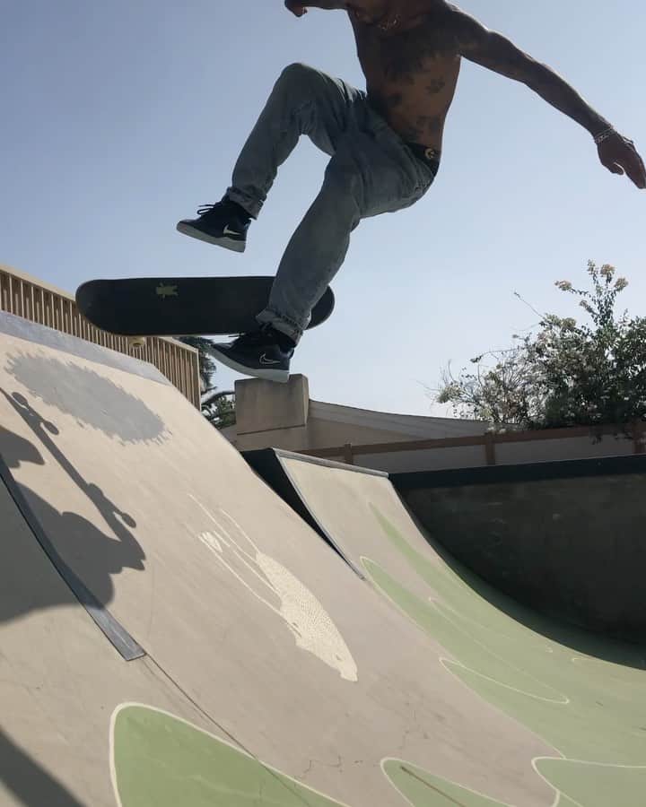 マニー・サンティアゴのインスタグラム：「fun Front Shuv from yesterday 🥰 Have a tutorial of them and more over at @stompsessions 🥂🍾😫😭」