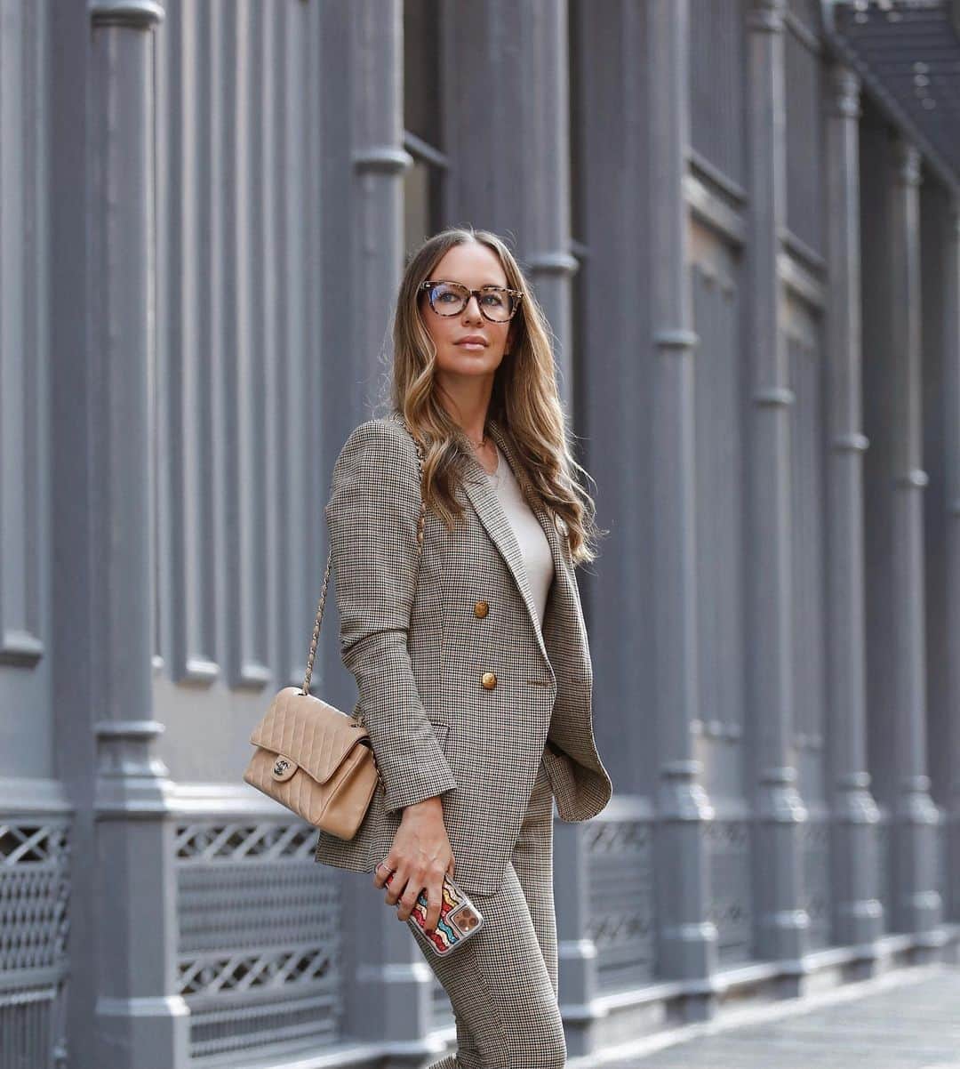 Helena Glazer Hodneのインスタグラム：「Suiting style three ways with three different Blue Light Protection Frames. These @colorsinopticsltd frames have been an absolute game changer with us spending so much time in front of our screens. To be completely transparent, I thought they were a gimmick until I started wearing them regularly, especially when in front of my computer. I found it really makes a difference 👩‍💻.  But that aside, they add so much to an outfit, particularly when I'm in the mood to shake things up. I am linking these pairs in my stories in a few!#colorsinoptics sponsored」