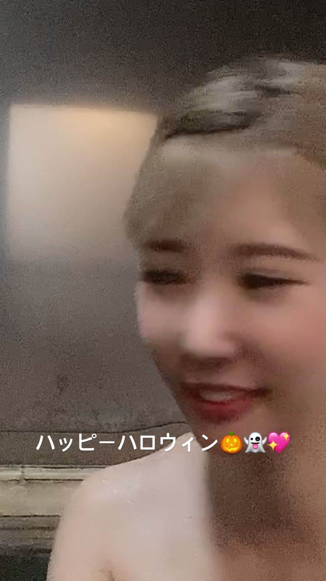りんか社長のインスタグラム：「はっぴーはろうぃーん 怖い鬼からの癒し♨️  #温泉 #ヌード #家でいつも裸族 #ハロウィン #helloween」