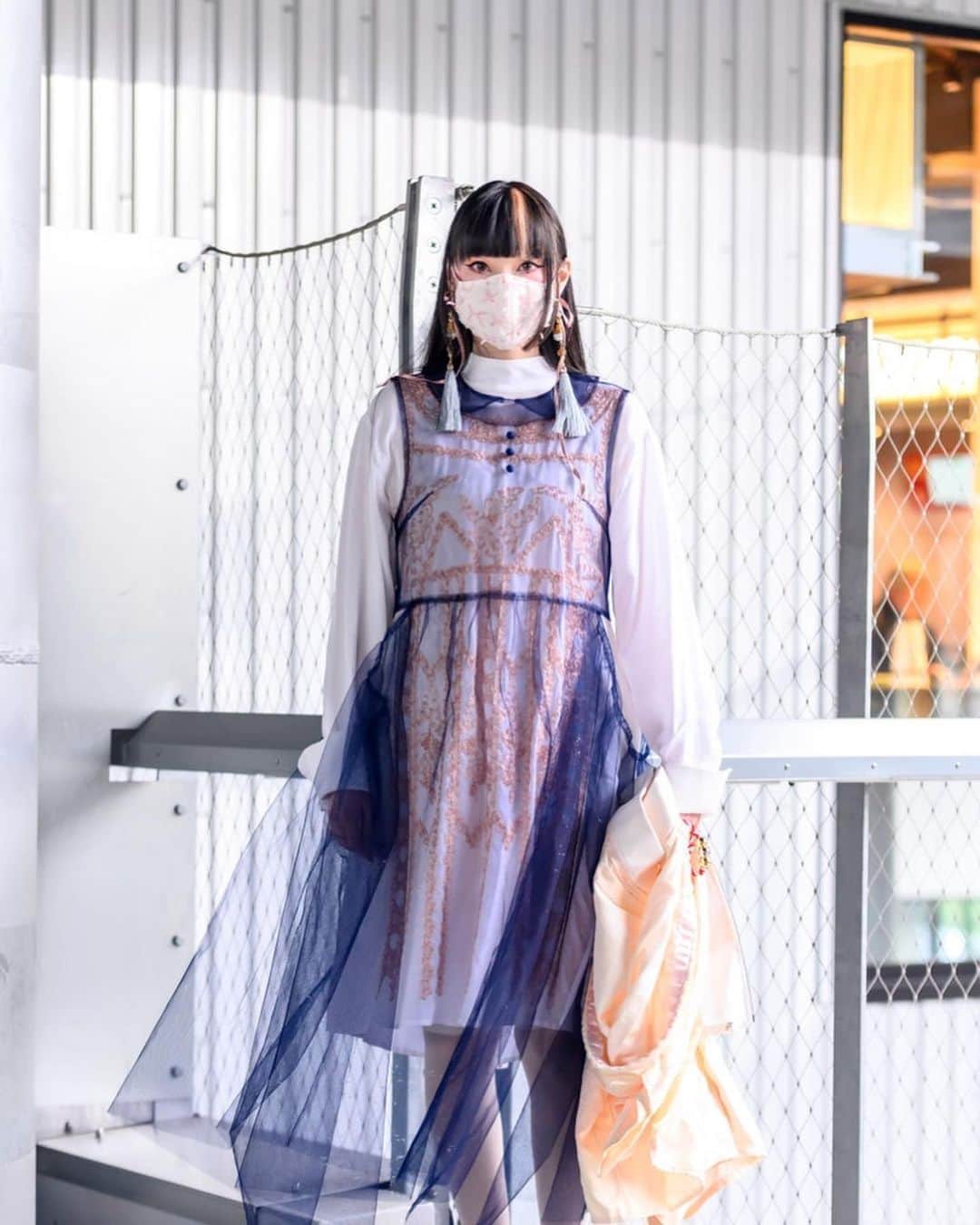 のインスタグラム：「I caught some shows that were held outdoors during Tokyo fashion week ✨so thankful that it was held outside despite the pouring rain☔️☔️☔️ this was right before @mikiosakabe ‘s show💖 今回のファッションウィーク外で行うファッションショーを観に行きました〜✨雨の中に大変だったんでしょう、でもすごくありがたい☔️☔️☔️、これは #mikiosakabe のショーの前💖 . Tokyo Fashion Week SS2021  (📸 @tokyofashion @voguerunway ) . . #ootd White onepiece: #perminute @_perminute_  Blue dress: #memuse Shoes: #tokyobopper Earrings: handmade by @minori00mon #luxmira  Mask: #barrackroom . .  #rinrindoll #japan #tokyo #harajuku #japanesefashion #tokyofashion #harajukufashion #東京 #コーデ #今日のコーデ #tokyofashionweek #tokyofashionweek2021ss #fashionweektokyo #fwt #rakutenfashionweektokyo #rakutenfwt #voguerunway #vogue #fashionweek #fashionweek2020」