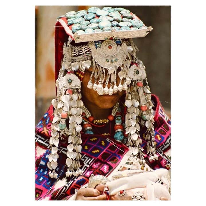 マッタのインスタグラム：「Celebrate our indigenous people around the world. Honor and learn from them every day. ⁠ ...Ladakhi woman dressed as an offering goddess greeting the Dalai Lama at Tabo Monastery. Tabo, Spiti Valley, Himachal Pradesh. Inspo from Monika Ettlin...⁠」