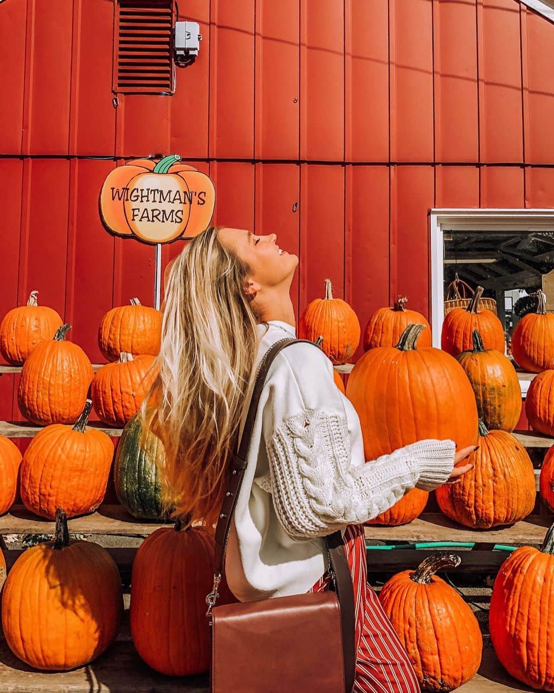 サシャ・カリスのインスタグラム：「One of my fav autumn 🍂 pics from last year! 🍁 Comment 🧡 if you still love it too, for a 🧡 back from me 😘」