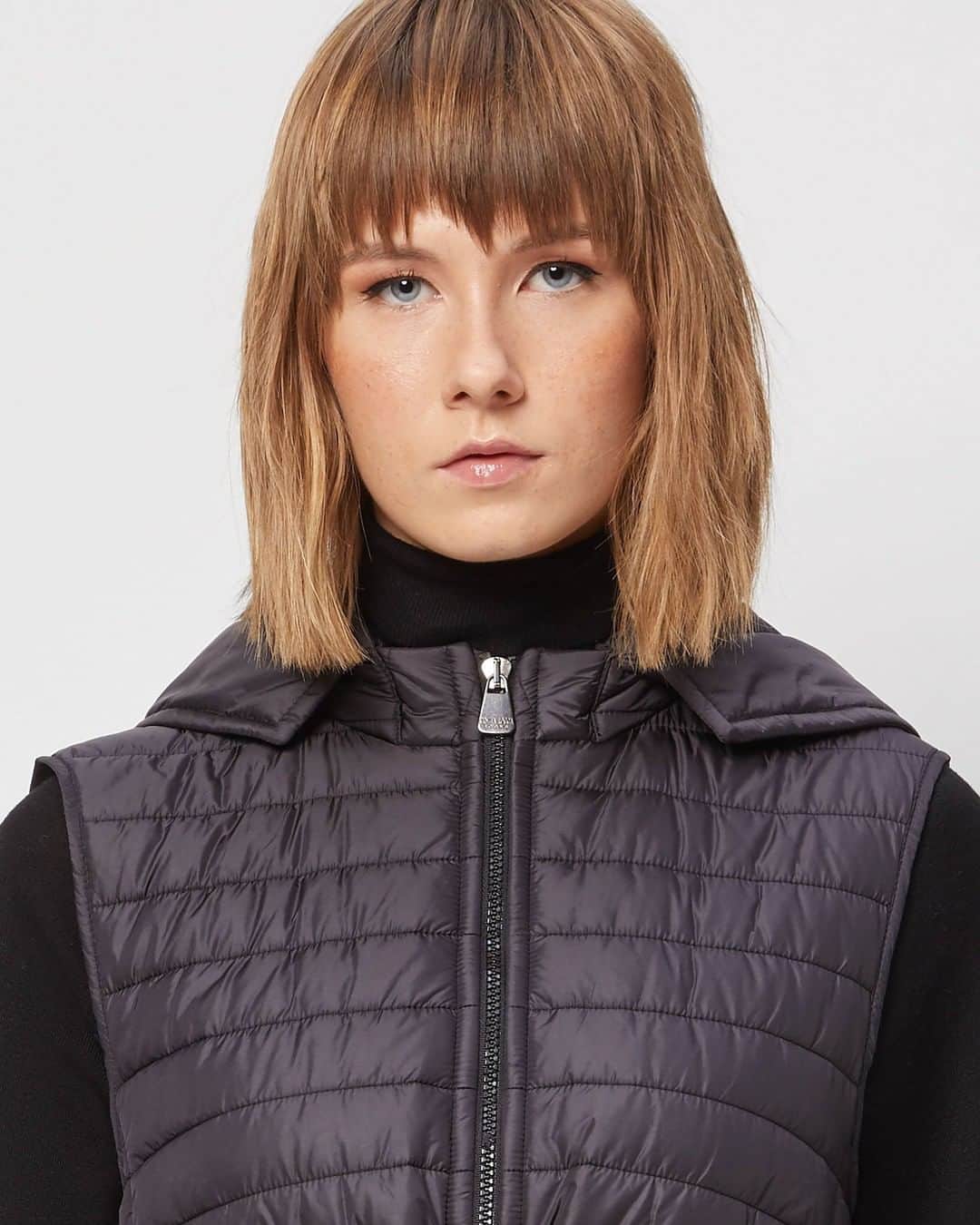 のインスタグラム：「Online and Flagship Exclusive  The Midlayer Vest  As middle season transitions to winter pull on the featherweight Midlayer that’s available in a choice of Cinzia Rocca colors. Smart and breathable, this padded Gilet is the do-all layer designed to be slipped beneath or over a coat when it’s especially cold. It has been meant to be effortlessly stylish also when styled solo.  You can find this key piece only on our official e-commerce and in Milano and Verona Cinzia Rocca Stores!  • Black: bit.ly/CRvestBlack • Ivory: bit.ly/CRvestIvory • Blue: bit.ly/CRvestBlue」