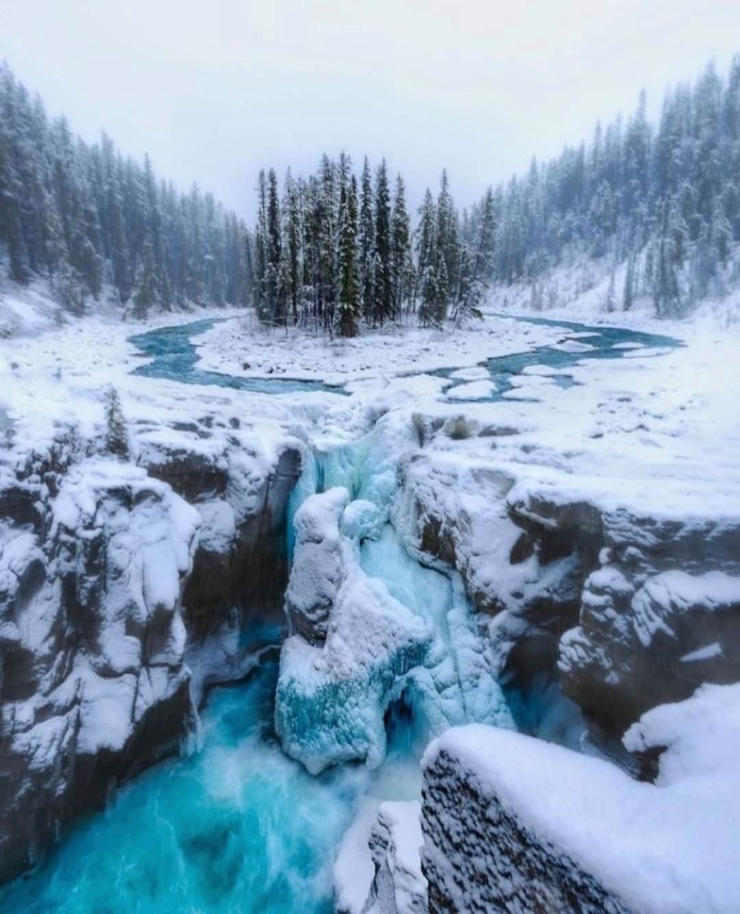Earth Picsさんのインスタグラム写真 - (Earth PicsInstagram)「Frozen Sunwapta Falls in Jasper National Park 😍by @thekiwifrog」10月23日 0時01分 - earthpix