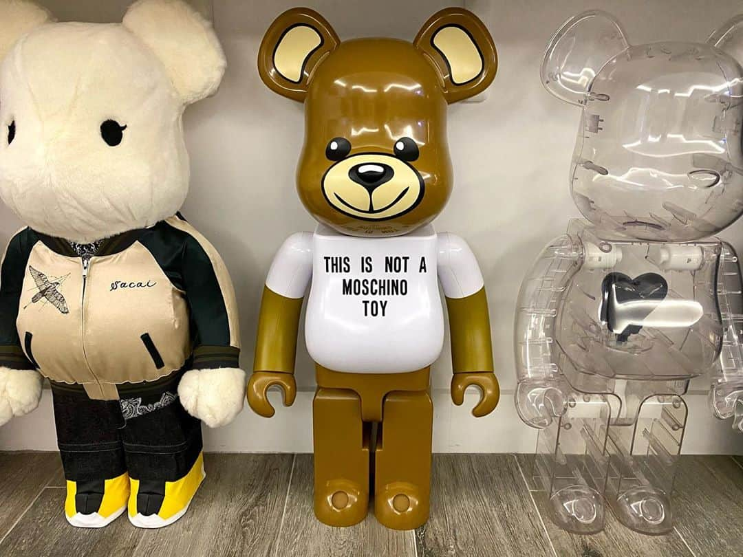 ベン・ボーラーさんのインスタグラム写真 - (ベン・ボーラーInstagram)「I adopted a new 🐻and she made it safely to the MDM. Thank You @itsjeremyscott 🤩🖤 #Moschino #Bearbrick1000」10月23日 0時11分 - benballer