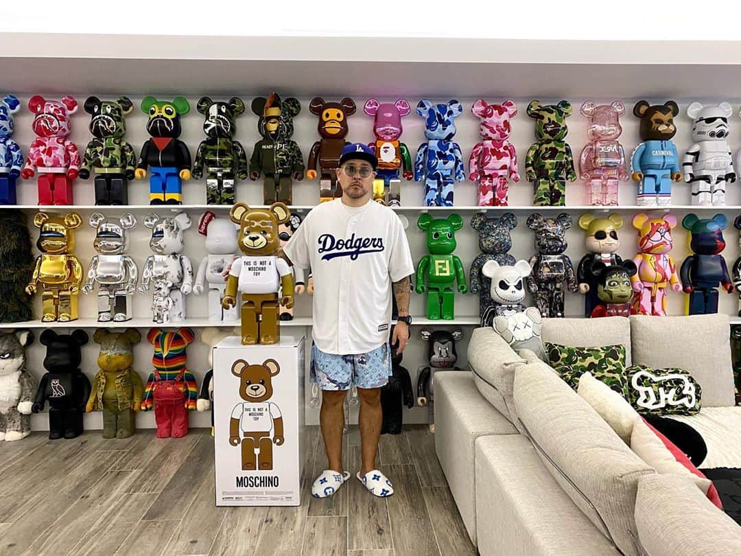 ベン・ボーラーのインスタグラム：「I adopted a new 🐻and she made it safely to the MDM. Thank You @itsjeremyscott 🤩🖤 #Moschino #Bearbrick1000」