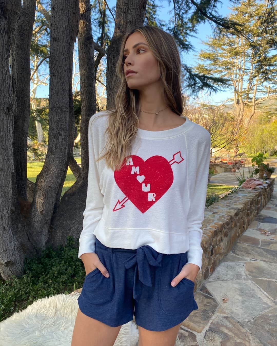 チェイサーのインスタグラム：「sending you all the love today❤️ tag someone to tell them that you are thinking about them🥰⤵️ #chaserbrand #amore #graphictee #graphictop #fallfashion #falloutfit #graphichoodie style#: CHA5578 & CW8350-CSMC」