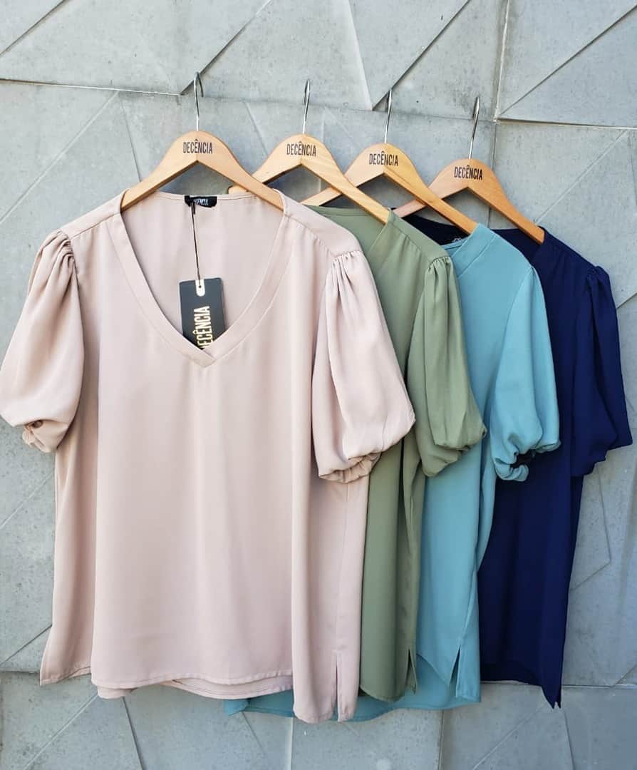 DECÊNCIAさんのインスタグラム写真 - (DECÊNCIAInstagram)「Amamos peças que unem conforto e estilo, por isso nossa blusa com mangas bufantes é a sua escolha perfeita para hoje. Agora é só escolher a sua favorita - no caso: todas! 😍 #decencia #modaplussize #plussize #modamineira」10月23日 0時05分 - dcn.decencia