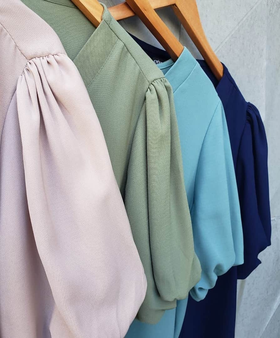 DECÊNCIAのインスタグラム：「Amamos peças que unem conforto e estilo, por isso nossa blusa com mangas bufantes é a sua escolha perfeita para hoje. Agora é só escolher a sua favorita - no caso: todas! 😍 #decencia #modaplussize #plussize #modamineira」