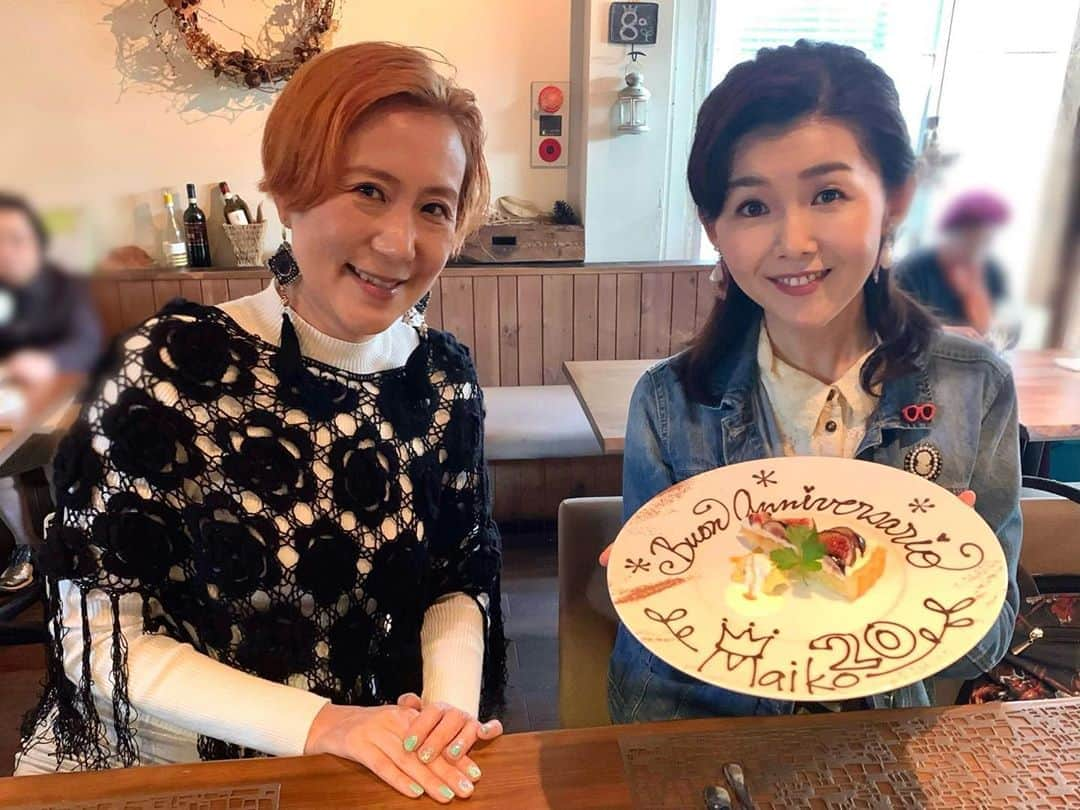 小桜舞子さんのインスタグラム写真 - (小桜舞子Instagram)「昨日はダンサーの竹田容子先生とランチデート。 デビュー２０周年のお祝いをしていただきました。 先生とのお付き合いも２０周年ですね～♪   ♪♪(〃￣∇￣)八(￣∇￣〃)♪♪  デビュー当時からずっと実の妹のように愛情をそそいでいただいて、 なんて幸せ者なんでしょう。 皆に優しくてカッコイイ、私の憧れの女性です。 本当に大好き(´艸｀*)  #竹田容子 先生 #ダンサー #大好きな姉 #小桜舞子  #イタリアン  #デザート #お店の人気デザート #黒イチジクのタルト #かぼちゃのデザート添え #おいしい  #楽しい  #ランチデート」10月23日 0時06分 - kozakura_maiko