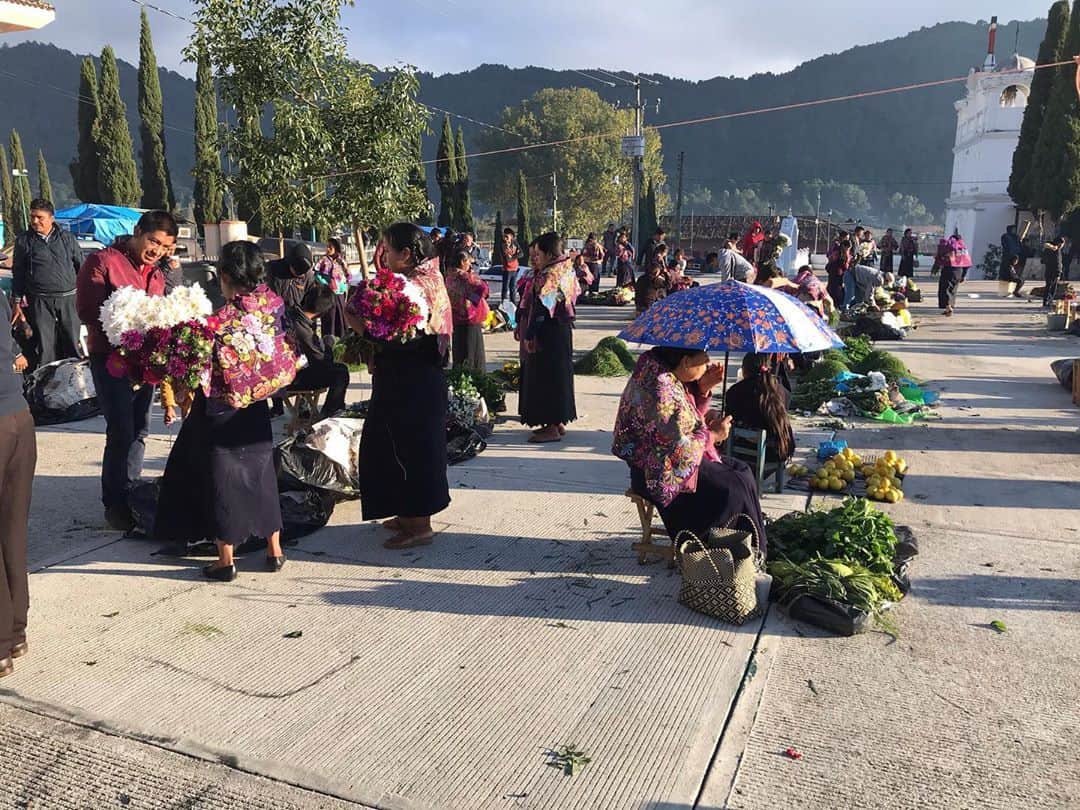 トームさんのインスタグラム写真 - (トームInstagram)「No photos can do justice to the experience of visiting the local Sunday  #Tzotzil market in #Zinacantan where the indigenous folk gather to buy and sell flowers, fruit and vegetables and handwoven and embroidered traditional fabric and clothing. No photos is generally the rule for outsiders thought thanks to our friends we were obliged. Love you @samyoukilis @ottoherrero  . The mood was subdued, mostly quiet except for some 90s American hip hop and the sound of Roosters crowing. Younger women posed for photos with their wares, older women were reluctant or refused. Part of the reason for no photos is that the beauty of their traditional natural hand died and crafted cloth is often ripped off and uncredited. I can name two late 90s  #commedesgarcons collections that take directly from them, head to toe. Not to mention the endless iterations that make it into international homes and wardrobes via deritive .  No words or photos can properly capture the feeling of meeting the descendants of the ancient Maya Tzotzil and true custodians of these lands.  .  In pre-Columbian times before the conquerors' arrival, Zinacantán already had strong links with the Aztecs in the Central Zone of Mexico. Zinacantecans exchanged their products (especially salt, but by the 19th century also cacao, tobacco, and coffee) with Aztec traders.  The first missionaries who came to evangelize the native inhabitants in Zinacantán were the Dominican Friars. They settled in Zinacantan in the 16th century and built a wooden chapel to begin their mission. These missionaries left Zinacantán before they were expelled from Mexico by the government in the 17th century. They resumed their pastoral work in Zinacantan in 1976.  In pre-Columbian times before the conquerors' arrival, Zinacantán already had strong links with the Aztecs in the Central Zone of Mexico. Zinacantecans exchanged their products (especially salt, but by the 19th century also cacao, tobacco, and coffee) with Aztec traders.  This is the same open air market today」10月23日 0時10分 - tomenyc