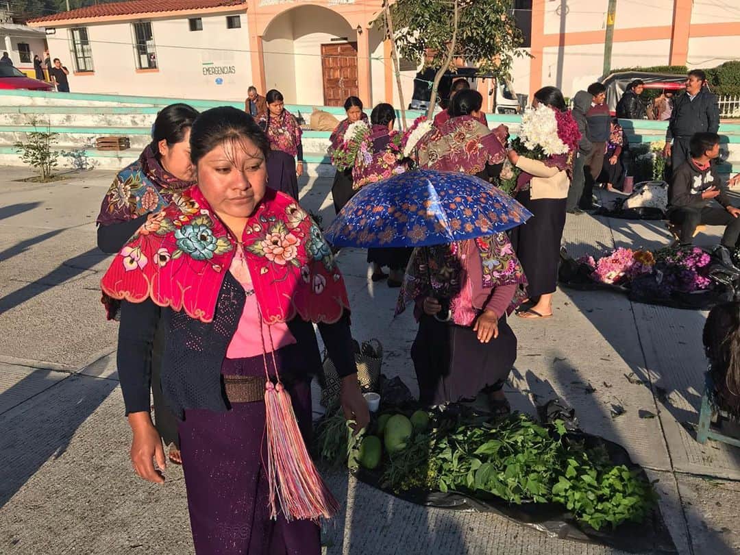 トームさんのインスタグラム写真 - (トームInstagram)「No photos can do justice to the experience of visiting the local Sunday  #Tzotzil market in #Zinacantan where the indigenous folk gather to buy and sell flowers, fruit and vegetables and handwoven and embroidered traditional fabric and clothing. No photos is generally the rule for outsiders thought thanks to our friends we were obliged. Love you @samyoukilis @ottoherrero  . The mood was subdued, mostly quiet except for some 90s American hip hop and the sound of Roosters crowing. Younger women posed for photos with their wares, older women were reluctant or refused. Part of the reason for no photos is that the beauty of their traditional natural hand died and crafted cloth is often ripped off and uncredited. I can name two late 90s  #commedesgarcons collections that take directly from them, head to toe. Not to mention the endless iterations that make it into international homes and wardrobes via deritive .  No words or photos can properly capture the feeling of meeting the descendants of the ancient Maya Tzotzil and true custodians of these lands.  .  In pre-Columbian times before the conquerors' arrival, Zinacantán already had strong links with the Aztecs in the Central Zone of Mexico. Zinacantecans exchanged their products (especially salt, but by the 19th century also cacao, tobacco, and coffee) with Aztec traders.  The first missionaries who came to evangelize the native inhabitants in Zinacantán were the Dominican Friars. They settled in Zinacantan in the 16th century and built a wooden chapel to begin their mission. These missionaries left Zinacantán before they were expelled from Mexico by the government in the 17th century. They resumed their pastoral work in Zinacantan in 1976.  In pre-Columbian times before the conquerors' arrival, Zinacantán already had strong links with the Aztecs in the Central Zone of Mexico. Zinacantecans exchanged their products (especially salt, but by the 19th century also cacao, tobacco, and coffee) with Aztec traders.  This is the same open air market today」10月23日 0時10分 - tomenyc