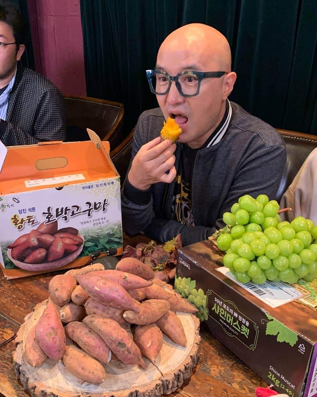 ホン・ソクチョンさんのインスタグラム写真 - (ホン・ソクチョンInstagram)「오밤중에 호박고구마와 샤인머스캣 먹방 했어여ㅎㅎ . 황금빛 무농약 고구마 굽자마자 껍질을 열어보니 색이 장난아니죠ㅎㅎ 갓 캐서 보내드리는 햇 호박고구마ㅎㅎ 거기에 무농약 자연재배랍니다 . 특상급 크기로만 하나 하나 선별해서 보내드릴게여ㅎㅎ 바로 드셔도 되지만 2주 정도 숙성해드시면 당도가 올라와서 훨씬 더 맛나답니다 . 샤인머스캣은 더 이상 설명할 필요도 없는 최상급으로 준비했어여👍🏼 4번 5번씩 계속 구매해주실만큼 당도가 보장되는 그 샤인머스캣ㅎㅎ 올해 마지막 물량을 한정수량으로 최저가에 진행하니 놓치지마세여^^ . ◾️홍마담샵 @hongmadam.shop 팔로우하고 소식 받으세여 ◾️구매는 네이버에 홍마담샵 검색입니다 우리 농가들 화이팅👏🏻 . #고구마 #샤인머스캣 #먹방 #먹스타그램 #맛스타그램 #야식」10月23日 0時20分 - tonyhong1004