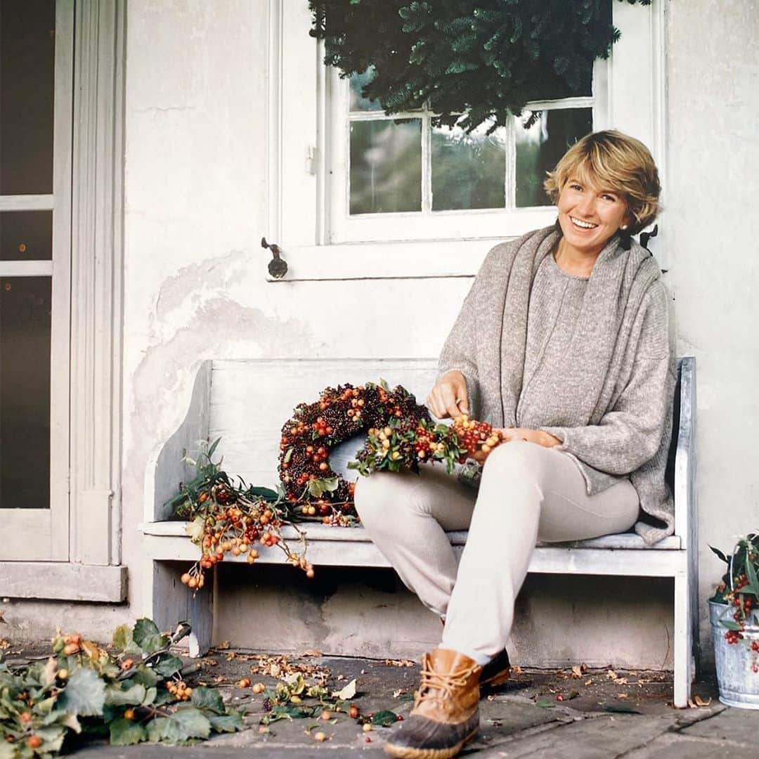 マーサ・スチュワートさんのインスタグラム写真 - (マーサ・スチュワートInstagram)「In this week’s #TBT, @marthastewart48 reflects on the DIY magic that goes into creating each year’s holiday issues. “When we started the magazine, we knew we wanted to cover the holidays in a big way," she recalls of this photograph taken in the fall of 1993. "Over the years, we've handcrafted many different wreaths out of natural materials, like this one with viburnum berries and crab apples. Thirty years later, we are still dreaming up ways to make this time of year special.” - Martha. Pick up our November issue for more fall inspiration or get it delivered straight to your door via @magazinedotstore at the link in bio. 📷👆🏼: @stewartferebee」10月23日 0時12分 - marthastewart