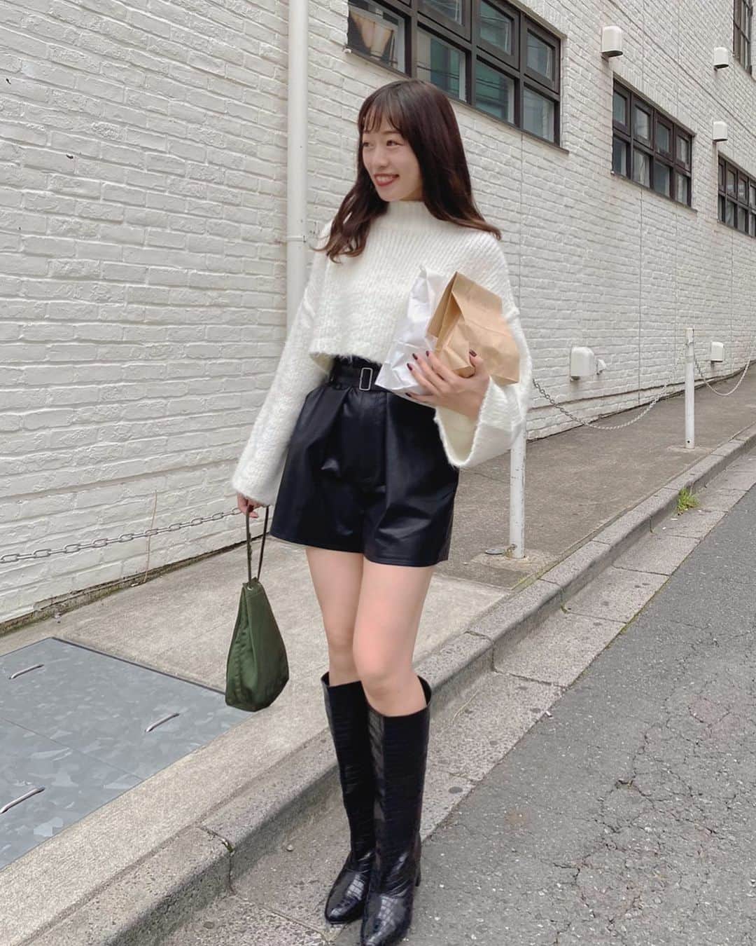 吉田佳菜のインスタグラム：「ㅤㅤㅤㅤㅤㅤㅤㅤㅤㅤㅤㅤㅤ ㅤㅤㅤㅤㅤㅤㅤㅤㅤㅤㅤㅤㅤ 絶対買う！って思ってるアイテムで組んだcode🐶 ㅤㅤㅤㅤㅤㅤㅤㅤㅤㅤㅤㅤㅤ ふわふわのショート丈ニットは来週29日〜予約startの ブラウスとセットのニットです♪ (@whoswhochico のリール是非見てください♡) ※この時着ているのはサンプルなので少し 色味が変わる可能性があります ㅤㅤㅤㅤㅤㅤㅤㅤㅤㅤㅤㅤㅤ レザーショーパンはこんなの待ってた✨っていう形！ こちらはすでにPALCLOSETで予約startしております♪ ブラック買おっと🖤 ㅤㅤㅤㅤㅤㅤㅤㅤㅤㅤㅤㅤㅤ 楽しみがいっぱい〜🍁 ㅤㅤㅤㅤㅤㅤㅤㅤㅤㅤㅤㅤㅤ ㅤㅤㅤㅤㅤㅤㅤㅤㅤㅤㅤㅤㅤ #kana_chicode #ちわcode #whoswhochico #salonbychico #ニット #レザーパンツ #モノトーンコーデ  ㅤㅤㅤㅤㅤㅤㅤㅤㅤㅤㅤㅤㅤ」