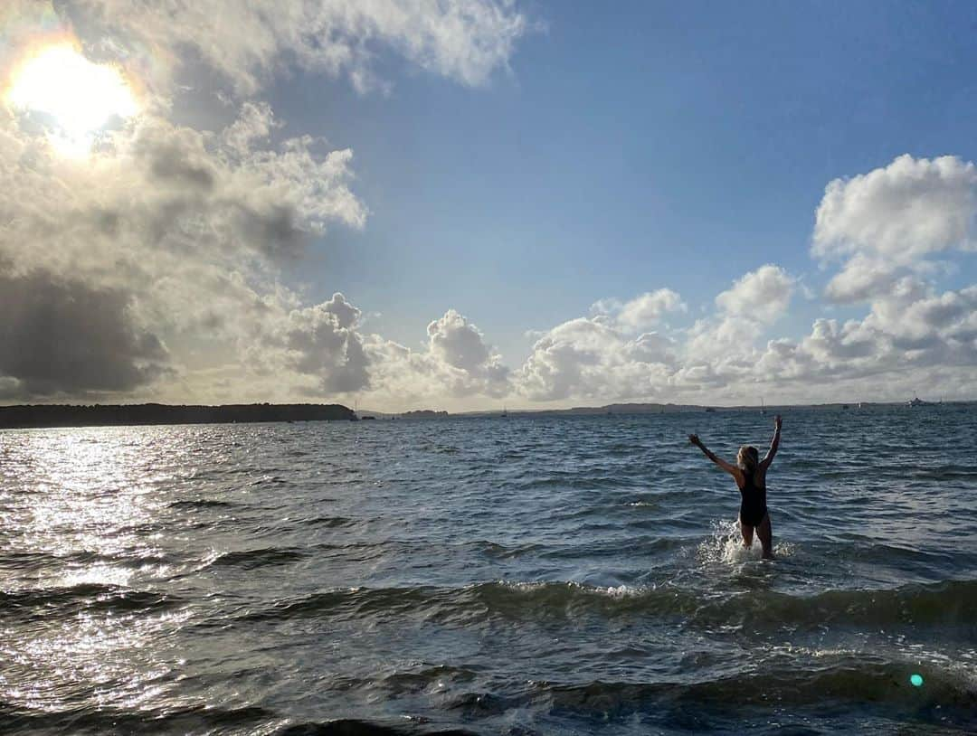 ファーン・コットンさんのインスタグラム写真 - (ファーン・コットンInstagram)「A day at the sea for clarity, calm vibes and pure exhilaration. After having @iceman_hof on the podcast I’m getting more and more in to cold water therapy. Rex lasted the longest and has now been named Wim Woff by my step daughter Lola ♥️🌊」10月23日 0時16分 - fearnecotton