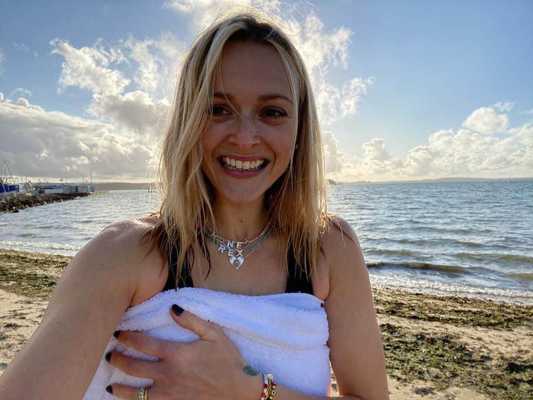 ファーン・コットンのインスタグラム：「A day at the sea for clarity, calm vibes and pure exhilaration. After having @iceman_hof on the podcast I’m getting more and more in to cold water therapy. Rex lasted the longest and has now been named Wim Woff by my step daughter Lola ♥️🌊」