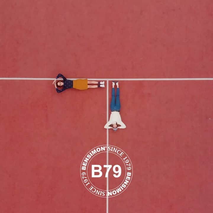 ベンシモンのインスタグラム：「B79 💙 Vous l’aviez deviné... Notre nouvelle tennis arrive dans de nouveaux coloris ! 🤫 Rendez-vous (très) bientôt en ligne et dans nos boutiques (lien dans la bio) 🇬🇧 Our new tennis shoe is coming in new colours ! Rendez-vous online and in our boutiques (link in bio) #bensimon #mode #tennis #lifestyle」