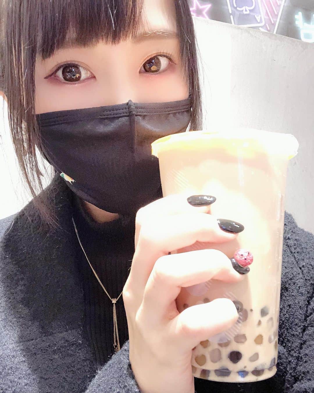 熊本美和さんのインスタグラム写真 - (熊本美和Instagram)「おやくま🐻 . . CoCo都可の新発売！ QQミルクティー💓💓💓 QQは、モチモチとした食感を意味する言葉として特に台湾で親しまれてるみたい🌟 CoCo都可では「タロイモとサツマイモのお団子『芋圓(ユーユェン)』のことをQQと呼んでいて、お餅のような柔らかい食感が特徴で、タロイモの香りとサツマイモの甘みがふんわり広がるよお〜⁽⁽ଘ( ˊᵕˋ )ଓ⁾⁾ 《QQシリーズ5種》 QQミルクティー　 QQ紅茶ラテ QQプリンミルクティー 3Qミルクティー 3Q紅茶ラテ 無難にミルクティーにしたけどプリンも紅茶ラテも絶対おいしい。。。 . . #おやすみ #goodnight #🌙 #おやくま #CoCo都可 #渋谷カフェ #ココトカ #新商品 #pr #トリドリベース #japanesefood #japan_of_insta #asianbeauty #asiangirls #tokyo #shibuya #センター街 #タピ活 #タピオカ #タロイモ #サツマイモ #もちもち #yummy #ミルクティー #ポニーテール #マスク #holiday #likeforlikes #カフェスタグラム #すきぴ」10月23日 0時18分 - miwa_babyb