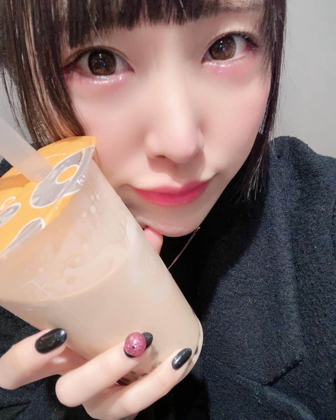 熊本美和さんのインスタグラム写真 - (熊本美和Instagram)「おやくま🐻 . . CoCo都可の新発売！ QQミルクティー💓💓💓 QQは、モチモチとした食感を意味する言葉として特に台湾で親しまれてるみたい🌟 CoCo都可では「タロイモとサツマイモのお団子『芋圓(ユーユェン)』のことをQQと呼んでいて、お餅のような柔らかい食感が特徴で、タロイモの香りとサツマイモの甘みがふんわり広がるよお〜⁽⁽ଘ( ˊᵕˋ )ଓ⁾⁾ 《QQシリーズ5種》 QQミルクティー　 QQ紅茶ラテ QQプリンミルクティー 3Qミルクティー 3Q紅茶ラテ 無難にミルクティーにしたけどプリンも紅茶ラテも絶対おいしい。。。 . . #おやすみ #goodnight #🌙 #おやくま #CoCo都可 #渋谷カフェ #ココトカ #新商品 #pr #トリドリベース #japanesefood #japan_of_insta #asianbeauty #asiangirls #tokyo #shibuya #センター街 #タピ活 #タピオカ #タロイモ #サツマイモ #もちもち #yummy #ミルクティー #ポニーテール #マスク #holiday #likeforlikes #カフェスタグラム #すきぴ」10月23日 0時18分 - miwa_babyb