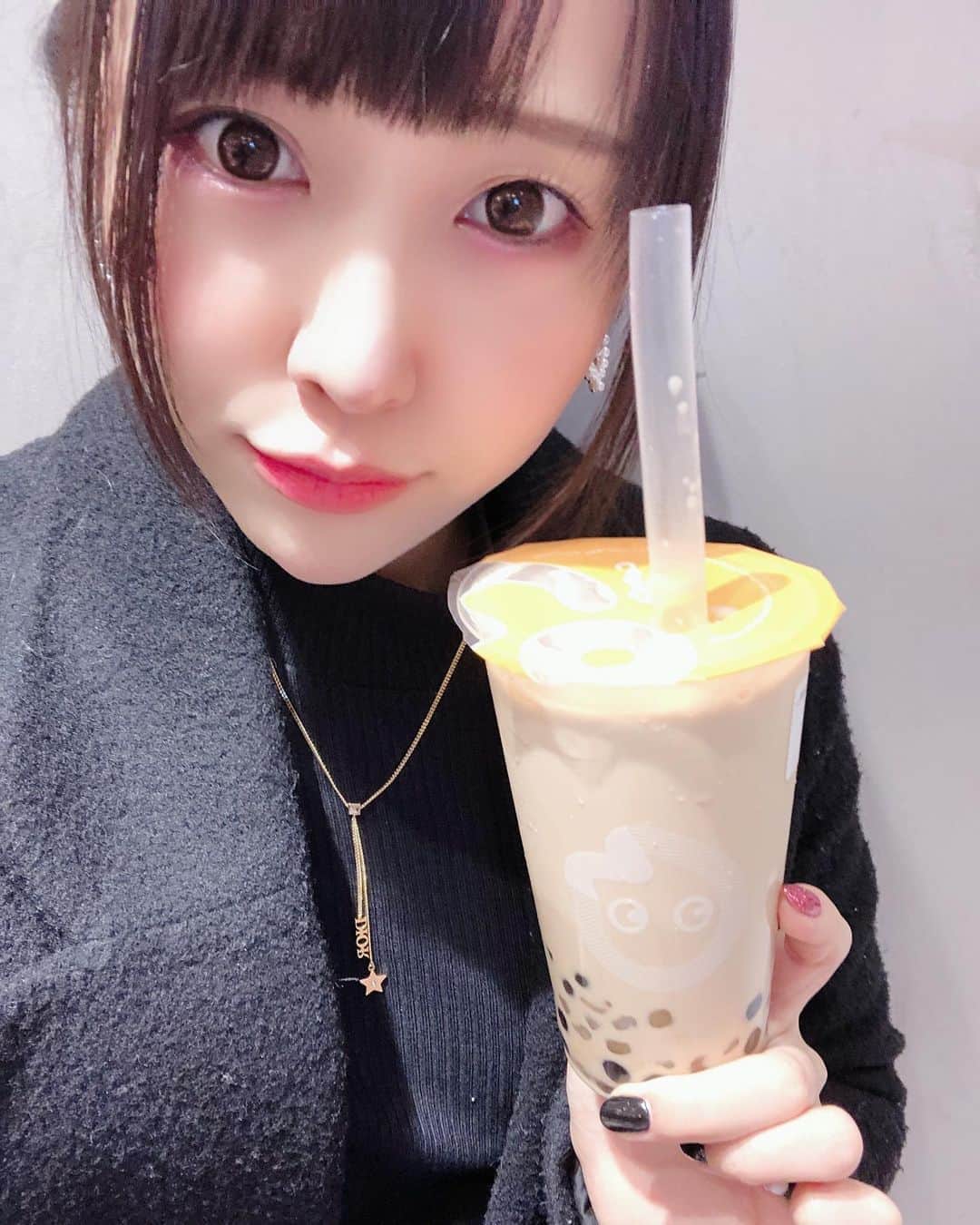 熊本美和さんのインスタグラム写真 - (熊本美和Instagram)「おやくま🐻 . . CoCo都可の新発売！ QQミルクティー💓💓💓 QQは、モチモチとした食感を意味する言葉として特に台湾で親しまれてるみたい🌟 CoCo都可では「タロイモとサツマイモのお団子『芋圓(ユーユェン)』のことをQQと呼んでいて、お餅のような柔らかい食感が特徴で、タロイモの香りとサツマイモの甘みがふんわり広がるよお〜⁽⁽ଘ( ˊᵕˋ )ଓ⁾⁾ 《QQシリーズ5種》 QQミルクティー　 QQ紅茶ラテ QQプリンミルクティー 3Qミルクティー 3Q紅茶ラテ 無難にミルクティーにしたけどプリンも紅茶ラテも絶対おいしい。。。 . . #おやすみ #goodnight #🌙 #おやくま #CoCo都可 #渋谷カフェ #ココトカ #新商品 #pr #トリドリベース #japanesefood #japan_of_insta #asianbeauty #asiangirls #tokyo #shibuya #センター街 #タピ活 #タピオカ #タロイモ #サツマイモ #もちもち #yummy #ミルクティー #ポニーテール #マスク #holiday #likeforlikes #カフェスタグラム #すきぴ」10月23日 0時18分 - miwa_babyb