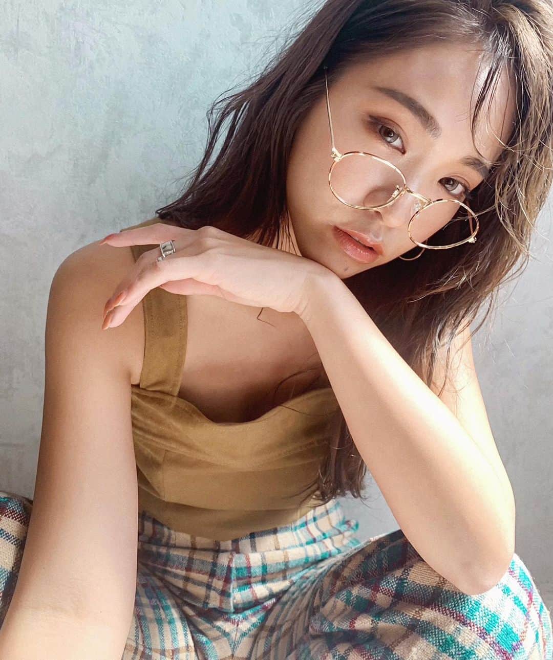 のインスタグラム：「撮影データ📸 iPhone素カメラ編☻♪ * * お洒落な衣装に小物も 用意して頂いて こんなにかっこよくなりました！ カラーも撮影用に 前日にして頂いて #パールグレージュ のようなお色味らしいです😊🖤 #kawaii * * 最近まじで肌が気になる！！ お肌もっともっと綺麗になりたい！！ 年齢に逆行したい（ ; ; ） 保湿と艶のある すっぴん肌目指して もっともっと日頃のスキンケア 見直してがんばろ🥺💗 ずっと使ってるおすすめの ビタミン美容液は お得にGETできるサイト すぐ飛べるようにストーリー貼っておくね😌💭 あ、花嫁まりなはんに いつもたくさんのコメントありがとう🥺！！ * * * #サロンモデル#関西サロモ#関西フリーモデル#藤森マリナ#ヘアカラー#グレージュ#透明感カラー#めがね女子#fyp」
